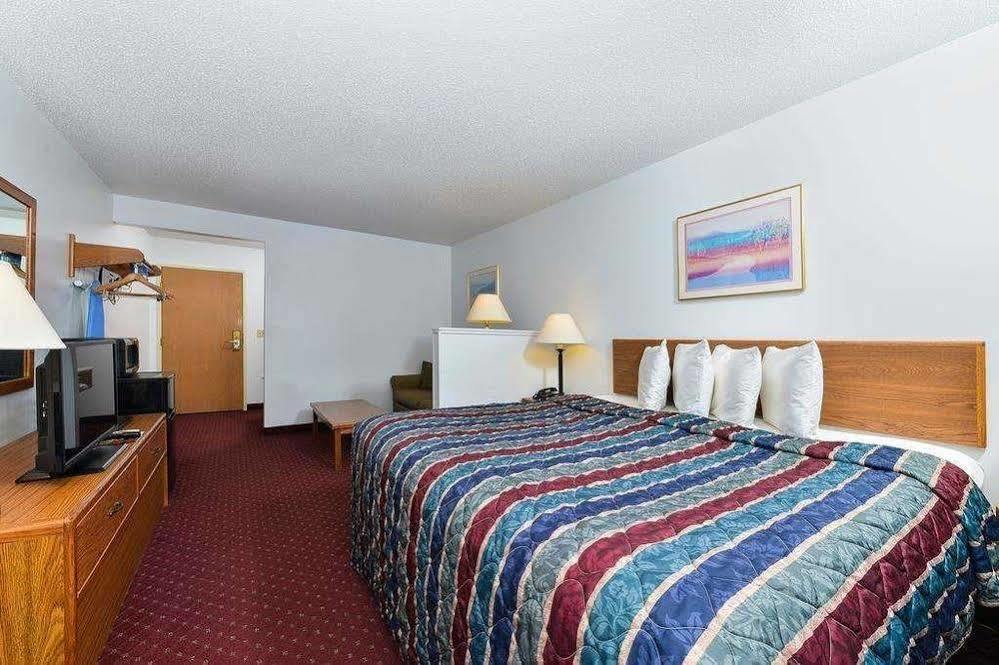 Travelodge By Wyndham Спирфиш Экстерьер фото